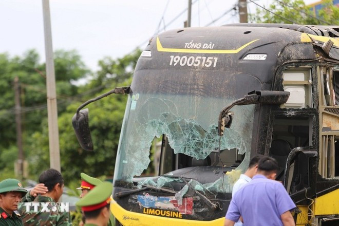 El autobús de pasajeros sufrió graves daños tras el grave accidente. (Foto:VNA) El autobús de pasajeros sufrió graves daños tras el grave accidente. (Foto:VNA)