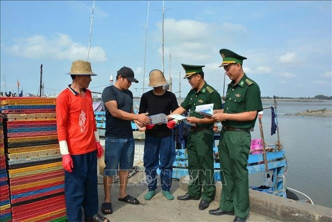 Oficiales de la estación de guardia fronteriza de Phuoc Tinh difunden información sobre la lucha contra la IUU a los pescadores. (Foto: VNA) Oficiales de la estación de guardia fronteriza de Phuoc Tinh difunden información sobre la lucha contra la IUU a los pescadores. (Foto: VNA)