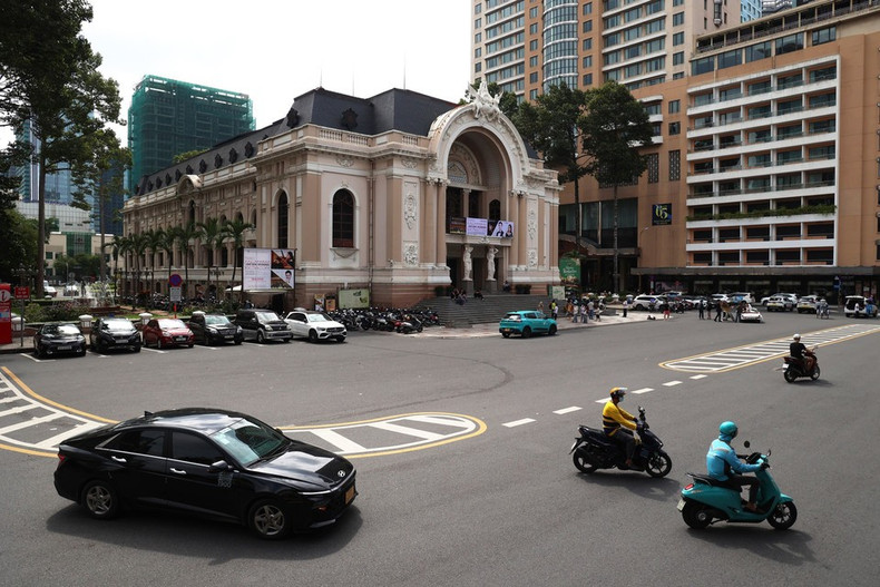 Un espacio tranquilo en el corazón de Ciudad Ho Chi Minh, en la plaza Lam Son frente a la Ópera de la ciudad. (Foto: VNA) Un espacio tranquilo en el corazón de Ciudad Ho Chi Minh, en la plaza Lam Son frente a la Ópera de la ciudad. (Foto: VNA)