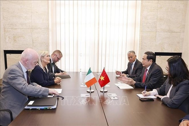 El presidente de la Asamblea Nacional vietnamita, Tran Thanh Man, se reúne con la presidenta de la Cámara Baja del Parlamento irlandés, Verona Murphy. (Foto: VNA) El presidente de la Asamblea Nacional vietnamita, Tran Thanh Man, se reúne con la presidenta de la Cámara Baja del Parlamento irlandés, Verona Murphy. (Foto: VNA)