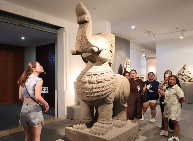 Visitantes extranjeros exploran los artefactos expuestos en el museo. (Foto: VNA) Visitantes extranjeros exploran los artefactos expuestos en el museo. (Foto: VNA)