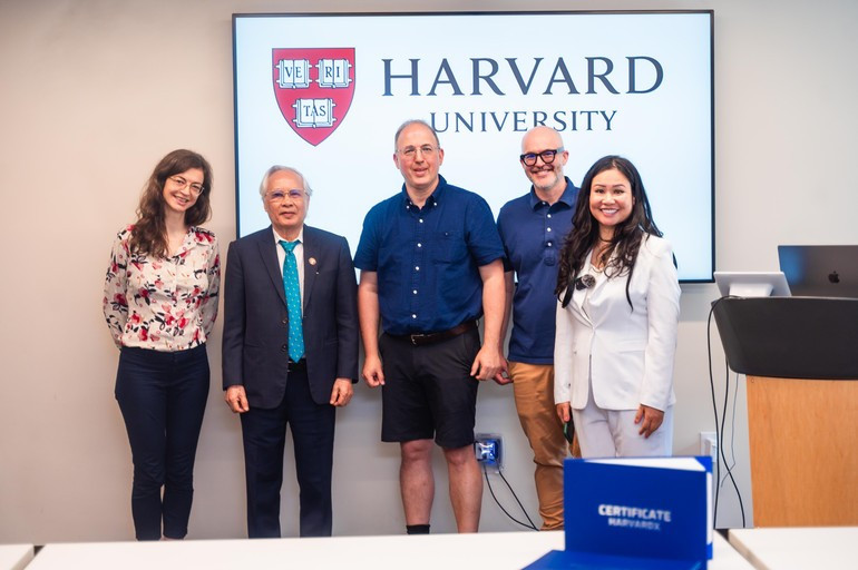 El doctor Nguyen Xuan Lam durante un seminario en la Universidad de Harvard, el 16 de julio de 2025. El doctor Nguyen Xuan Lam durante un seminario en la Universidad de Harvard, el 16 de julio de 2025.