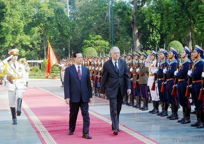 El primer ministro Nguyen Tan Dung y su homólogo marroquí, Abbas El Fassi, pasaron revista a la guardia de honor en la ceremonia oficial de bienvenida (Hanói, 24 de noviembre de 2008). (Foto: VNA) El primer ministro Nguyen Tan Dung y su homólogo marroquí, Abbas El Fassi, pasaron revista a la guardia de honor en la ceremonia oficial de bienvenida (Hanói, 24 de noviembre de 2008). (Foto: VNA)