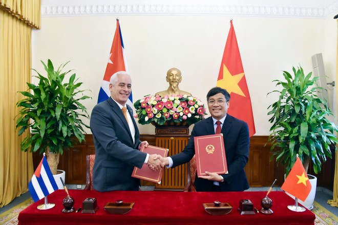 El viceministro permanente de Relaciones Exteriores de Vietnam, Nguyen Minh Vu (derecha), y el viceministro primero de Relaciones Exteriores de Cuba, Gerardo Peñalver Portal (Foto: Ministerio de Relaciones Exteriores de Vietnam) El viceministro permanente de Relaciones Exteriores de Vietnam, Nguyen Minh Vu (derecha), y el viceministro primero de Relaciones Exteriores de Cuba, Gerardo Peñalver Portal (Foto: Ministerio de Relaciones Exteriores de Vietnam)