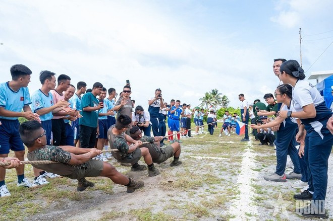 Las armadas de ambos países participan en una competencia de tira y afloja. (Foto: qdnd.vn) Las armadas de ambos países participan en una competencia de tira y afloja. (Foto: qdnd.vn)
