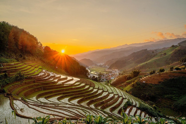 Campos en terrazas por la tarde en la comuna de Mu Cang Chai, provincia de Lao Cai. (Foto: VNA) Campos en terrazas por la tarde en la comuna de Mu Cang Chai, provincia de Lao Cai. (Foto: VNA)