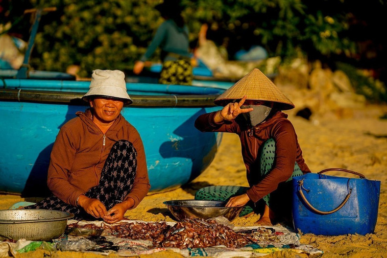 Las personas del pueblo pesquero son amigables y dispuestas a compartir historias y experiencias sobre la vida en el mar. (Foto: VNA) Las personas del pueblo pesquero son amigables y dispuestas a compartir historias y experiencias sobre la vida en el mar. (Foto: VNA)