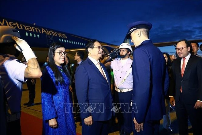 En la ceremonia de bienvenida al jefe de Gobierno vietnamita y su esposa en la base aérea militar Galeão. (Foto: VNA) En la ceremonia de bienvenida al jefe de Gobierno vietnamita y su esposa en la base aérea militar Galeão. (Foto: VNA)