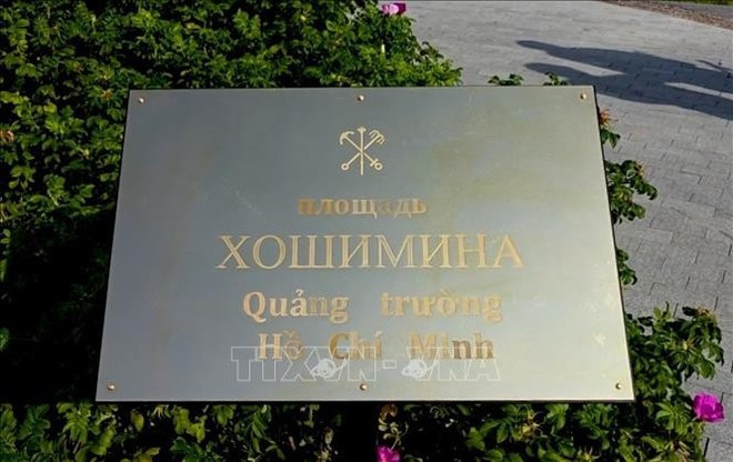 La placa con el nombre de la Plaza Ho Chi Minh en San Petersburgo. (Foto: VNA) La placa con el nombre de la Plaza Ho Chi Minh en San Petersburgo. (Foto: VNA)