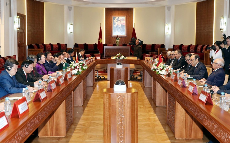 En el marco de la visita oficial al Reino de Marruecos, el 28 de marzo de 2019 (hora local), en la sede de la Cámara de Representantes de Marruecos en Rabat, la presidenta de la Asamblea Nacional de Vietnam, Nguyen Thi Kim Ngan, se reunió con el titular de la Cámara de Representantes de Marruecos, Habib El Malki. (Foto: VNA) En el marco de la visita oficial al Reino de Marruecos, el 28 de marzo de 2019 (hora local), en la sede de la Cámara de Representantes de Marruecos en Rabat, la presidenta de la Asamblea Nacional de Vietnam, Nguyen Thi Kim Ngan, se reunió con el titular de la Cámara de Representantes de Marruecos, Habib El Malki. (Foto: VNA)