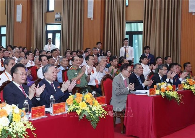 El secretario general To Lam (segundo a la izquerda) asiste a la primera asamblea del Comité partidista de la comuna de Nghia Tru por el período 2025-2030. (Foto: VNA) El secretario general To Lam (segundo a la izquerda) asiste a la primera asamblea del Comité partidista de la comuna de Nghia Tru por el período 2025-2030. (Foto: VNA)