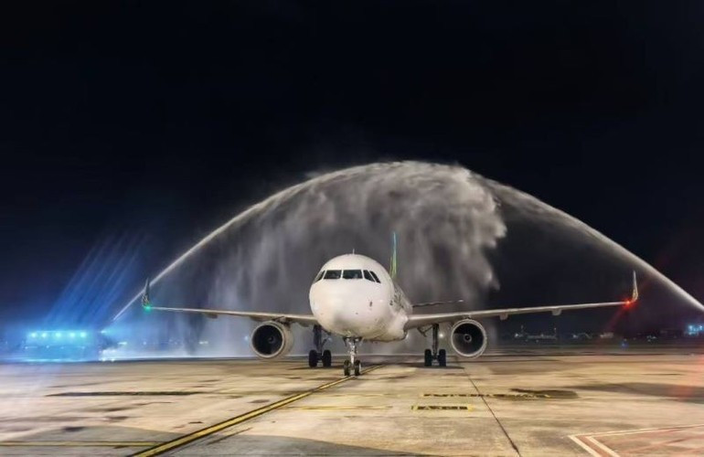 Ceremonia de bienvenida al avión con arco de agua. Ceremonia de bienvenida al avión con arco de agua.