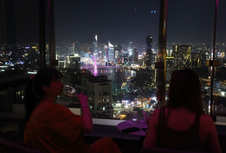 Clientes disfrutan del espacio The Club Lounge en Vinpearl Landmark 81, con vistas panorámicas del centro de Ciudad Ho Chi Minh de noche. (Foto: VNA) Clientes disfrutan del espacio The Club Lounge en Vinpearl Landmark 81, con vistas panorámicas del centro de Ciudad Ho Chi Minh de noche. (Foto: VNA)