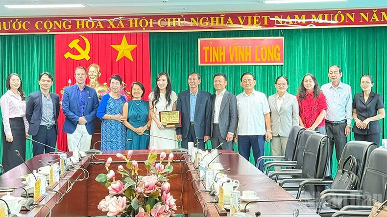 La delegación del Foro Económico Vietnam-Suiza se toma una foto de recuerdo con los líderes de la provincia de Vinh Long. La delegación del Foro Económico Vietnam-Suiza se toma una foto de recuerdo con los líderes de la provincia de Vinh Long.