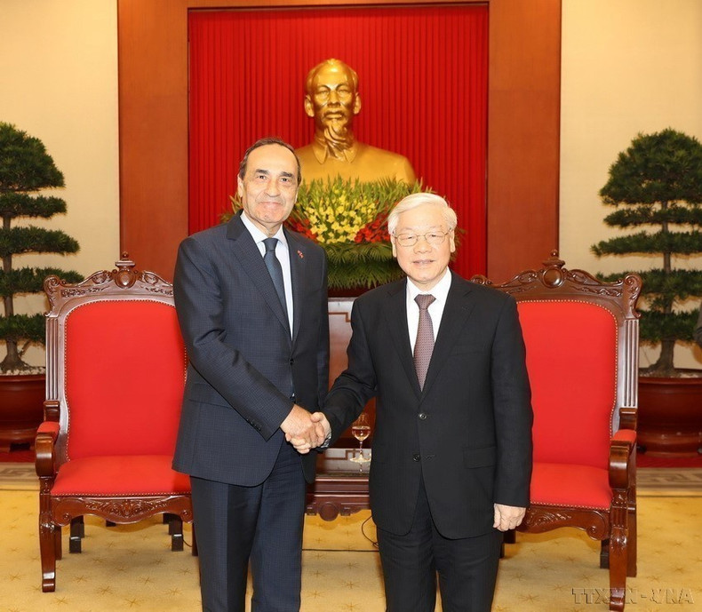 El secretario general del Partido Comunista de Vietnam, Nguyen Phu Trong, recibió al presidente de la Cámara de Representantes de Marruecos, Habib El Malki, durante su visita oficial a Vietnam (Hanói, 19 de diciembre de 2017). (Foto: VNA) El secretario general del Partido Comunista de Vietnam, Nguyen Phu Trong, recibió al presidente de la Cámara de Representantes de Marruecos, Habib El Malki, durante su visita oficial a Vietnam (Hanói, 19 de diciembre de 2017). (Foto: VNA)