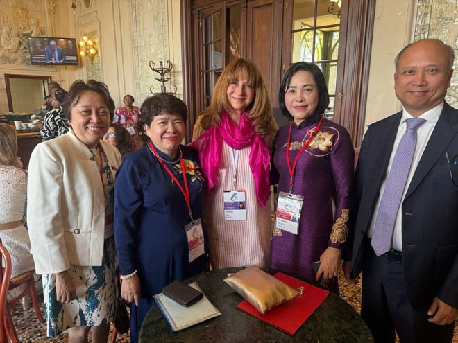 La vicepresidenta de la Asamblea Nacional, Nguyen Thi Thanh (segunda desde la derecha), se reúne con la presidenta de la Asamblea Nacional de Quebec (Canadá) y primera vicepresidenta de la APF, Nathalie Roy (centro). (Foto: VNA) La vicepresidenta de la Asamblea Nacional, Nguyen Thi Thanh (segunda desde la derecha), se reúne con la presidenta de la Asamblea Nacional de Quebec (Canadá) y primera vicepresidenta de la APF, Nathalie Roy (centro). (Foto: VNA)