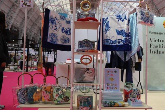 Un rincón con productos de moda vietnamitas en la feria. (Foto: VNA) Un rincón con productos de moda vietnamitas en la feria. (Foto: VNA)