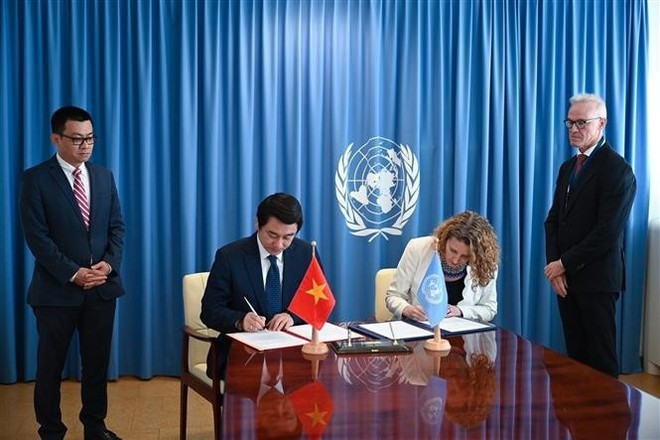 El viceministro de Relaciones Exteriores de Vietnam Le Anh Tuan y Candice Welsch, directora de Análisis de Políticas y Asuntos Públicos de la Oficina de las Naciones Unidas contra la Droga y el Delito (UNODC), firmaron un Acuerdo de País Anfitrión (HCA). (Foto: VNA) El viceministro de Relaciones Exteriores de Vietnam Le Anh Tuan y Candice Welsch, directora de Análisis de Políticas y Asuntos Públicos de la Oficina de las Naciones Unidas contra la Droga y el Delito (UNODC), firmaron un Acuerdo de País Anfitrión (HCA). (Foto: VNA)