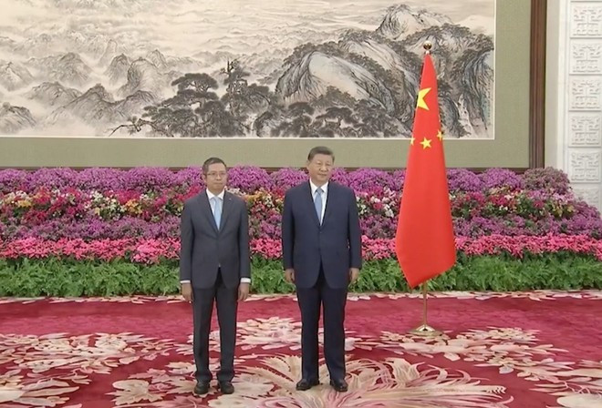 El secretario general del Partido Comunista y presidente de China, Xi Jinping (derecha), y el embajador de Vietnam en Pekín, Pham Thanh Binh. (Foto: VNA) El secretario general del Partido Comunista y presidente de China, Xi Jinping (derecha), y el embajador de Vietnam en Pekín, Pham Thanh Binh. (Foto: VNA)