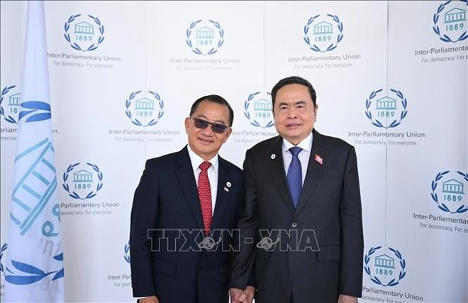 El presidente de la Asamblea Nacional de Vietnam, Tran Thanh Man (derecha) y el titular del Parlamento de Singapur, Seah Kian Peng. (Foto: VNA) El presidente de la Asamblea Nacional de Vietnam, Tran Thanh Man (derecha) y el titular del Parlamento de Singapur, Seah Kian Peng. (Foto: VNA)