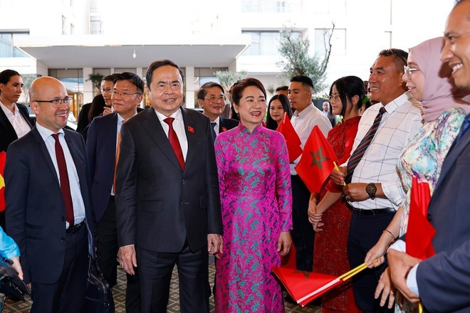 La embajador de Vietnam en Marruecos, Le Kim Quy, funcionarios de la embajada y vietnamitas residentes en Marruecos reciben el presidente la Asamblea Nacional de Vietnam, Tran Thanh Man, y su esposa. (Foto: VNA) La embajador de Vietnam en Marruecos, Le Kim Quy, funcionarios de la embajada y vietnamitas residentes en Marruecos reciben el presidente la Asamblea Nacional de Vietnam, Tran Thanh Man, y su esposa. (Foto: VNA)