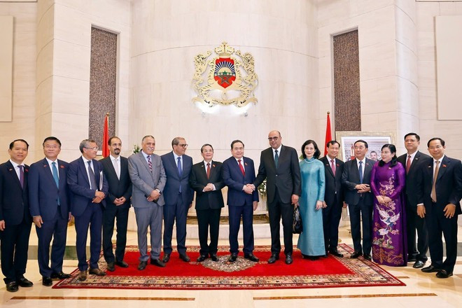 El presidente de la Asamblea Nacional de Vietnam, Tran Thanh Man, el titular de la Cámara de Consejeros de Marruecos, Mohamed Ould Errachid, y los delegados. (Foto: VNA) El presidente de la Asamblea Nacional de Vietnam, Tran Thanh Man, el titular de la Cámara de Consejeros de Marruecos, Mohamed Ould Errachid, y los delegados. (Foto: VNA)