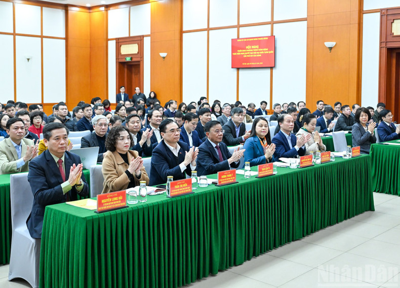 Tran Cam Tu y los delegados asistentes a la conferencia.