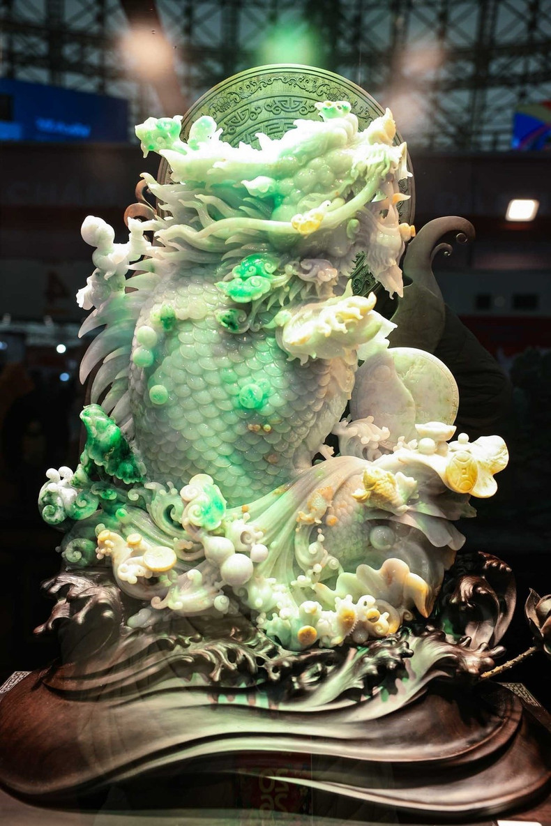 La zona de exhibición de piedras preciosas, con diversos diseños, fina artesanía y precios variados, atrae a una gran multitud de visitantes a la Feria de Primavera. (Foto: VNA)