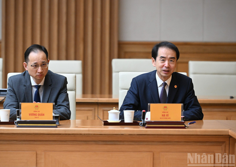 El embajador de China en Vietnam, He Wei, interviene en el encuentro.