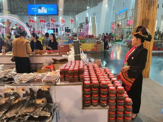 Stand de productos de la provincia de Dien Bien en la feria. (Foto: VNA)