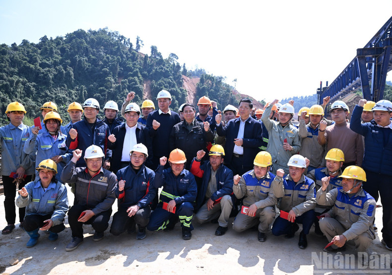 El primer ministro alienta a los trabajadores del proyecto Dong Dang-Tra Linh.