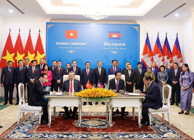 Firma del Acuerdo de cooperación entre el Comité del PCV del Ministerio de Relaciones Exteriores de Vietnam y la Comisión de Relaciones Exteriores del Comité Central del CPP. (Foto: VNA)