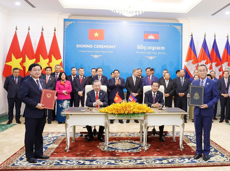 Firma del Acuerdo de cooperación entre el Comité Popular de la provincia vietnamita de Tay Ninh y la administración de la provincia camboyana de Prey Veng. (Foto: Thong Nhat/VNA)