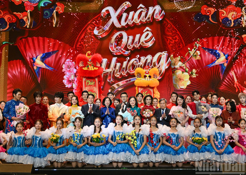 El presidente Luong Cuong y su esposa Nguyen Thi Minh Nguyet, junto con delegados y artistas, en el programa.