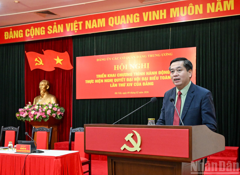 Nguyen Long Hai, subsecretario permanente del Comité del Partido de los Órganos Partidistas del CC del PCV, presenta el informe en la conferencia.