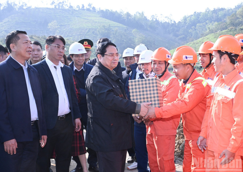 El primer ministro entrega obsequios y felicita el Año Nuevo a las unidades de construcción en la obra.