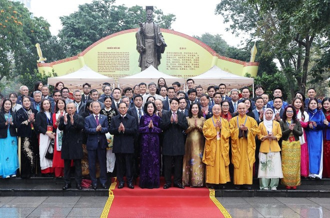 El presidente Luong Cuong y los delegados en el acto. (Foto: VNA)