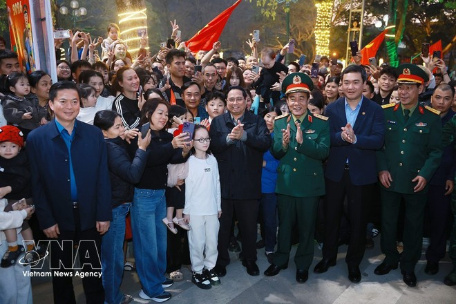 El primer ministro Pham Minh Chinh visita y felicita por el Año Nuevo Lunar a los habitantes de la zona de reasentamiento de Dong Khe, en Cao Bang. (Foto: VNA)