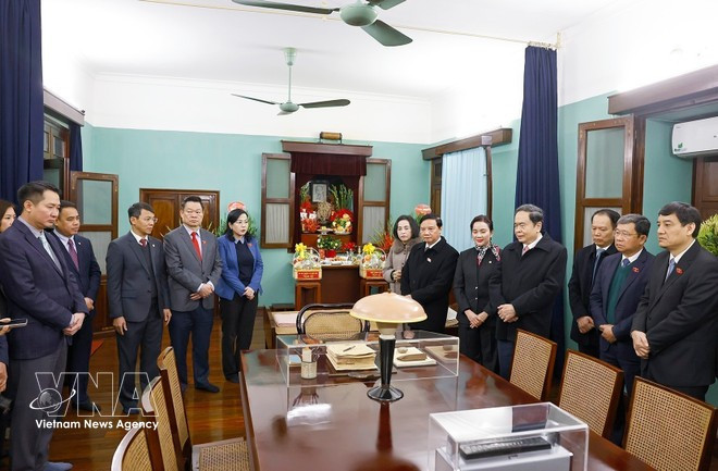 El presidente de la Asamblea Nacional de Vietnam, Tran Thanh Man, y los delegados visitan la Casa 67. (Foto: VNA)