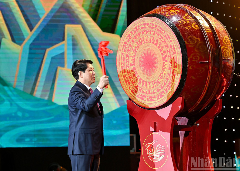 El presidente Luong Cuong toca el tambor para inaugurar la Primavera del Año del Caballo 2026.
