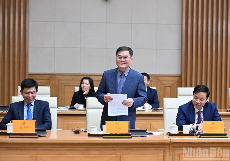 El presidente del Comité Popular de la provincia de Quang Ninh, Bui Van Khang, interviene en el encuentro.