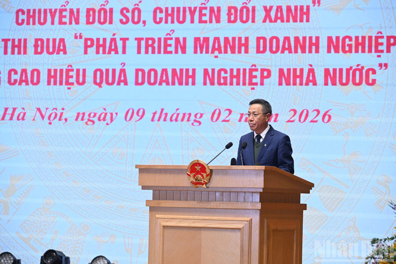 To Dung Thai, presidente del Grupo de Correos y Telecomunicaciones de Vietnam, habla en la ceremonia.