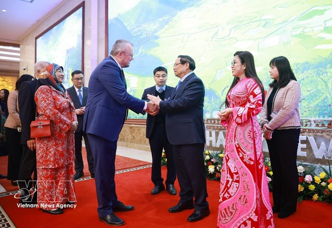 El primer ministro de Vietnam, Pham Minh Chinh, preside una recepción en honor al cuerpo diplomático acreditado en el país, con motivo del Año Nuevo 2026 y el tradicional Tet. (Foto: VNA)
