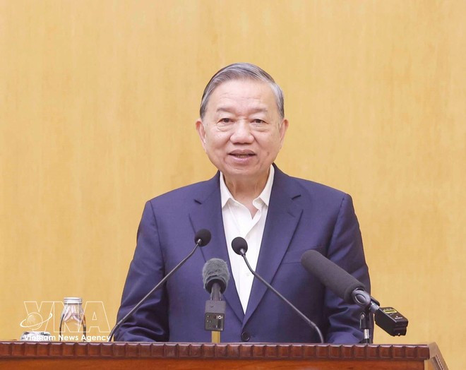 El secretario general del PCV, To Lam, presenta el programa de acción con los votantes de Hanói. (Foto: VNA)
