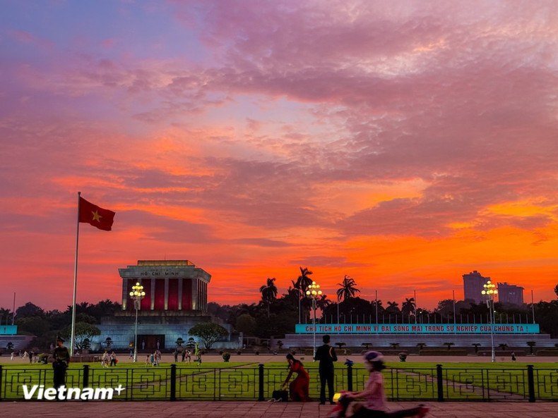 Entre finales de otoño y principios de invierno, a medida que el sol se pone, un resplandor dorado se extiende por los tejados y las copas de los árboles, cubriendo toda la ciudad con una cálida capa color miel. (Foto: Vietnam+)