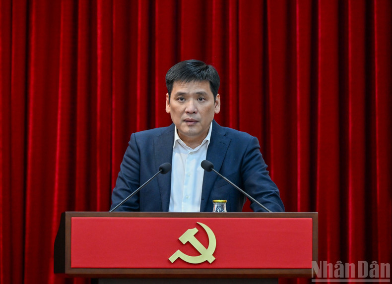 Nguyen Thanh Binh, subdirector de la Comisión de Organización del CC del PCV, presenta una ponencia.