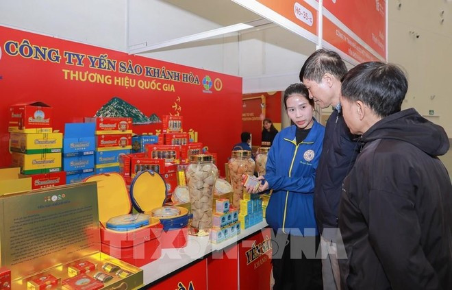 Los productos de nidos de golondrina de la provincia de Khanh Hoa acaparan la atención de muchos visitantes. (Foto: VNA)