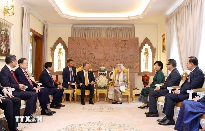 En el encuentro entre el secretario general To Lam y la reina madre Norodom Monineath Sihanouk en el Palacio Real. (Foto: VNA)