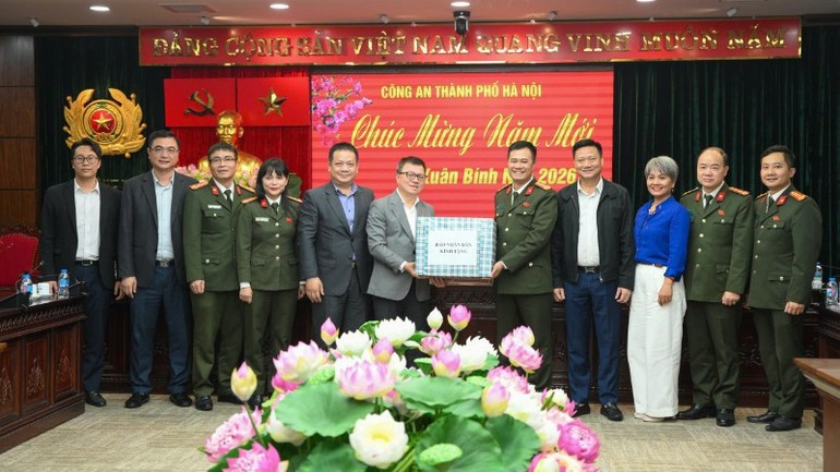 El grupo de trabajo de Nhan Dan entrega obsequios con motivo del Tet a oficiales y soldados de la Policía de la Ciudad de Hanói.