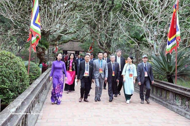 Una delegación de vietnamitas retornados del extranjero visita el complejo de los templos del Rey Dinh y el Rey Le, en la provincia de Ninh Binh. (Foto: VNA)